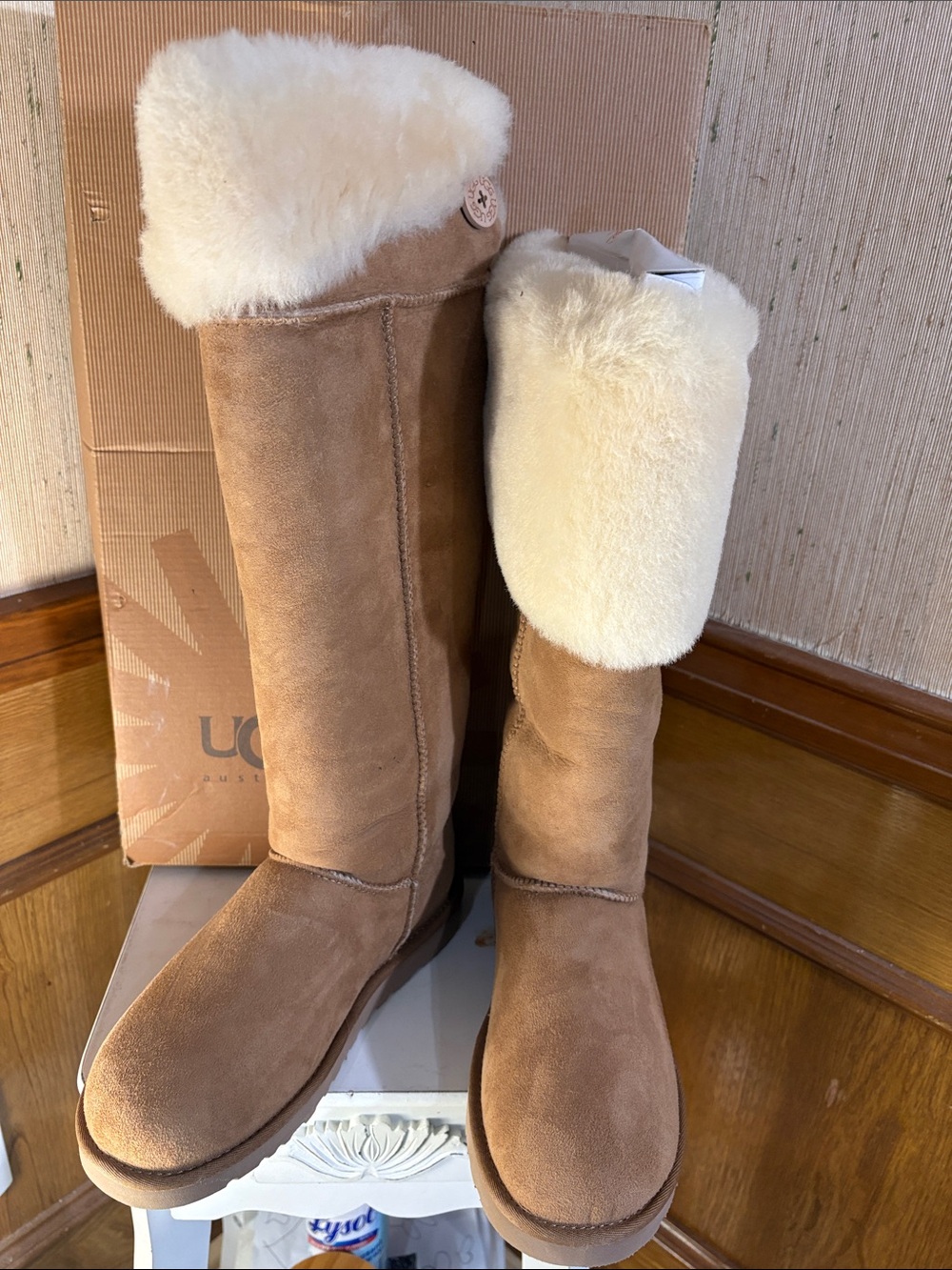 NWT UGG OVER THE KNEE BAILEY BUTTON Sheepskin Boots in Chestnut with Cream Cuff
